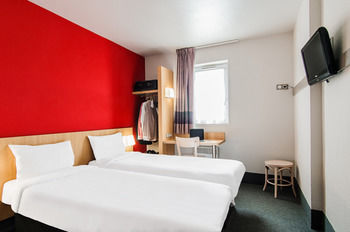 2 Hotel